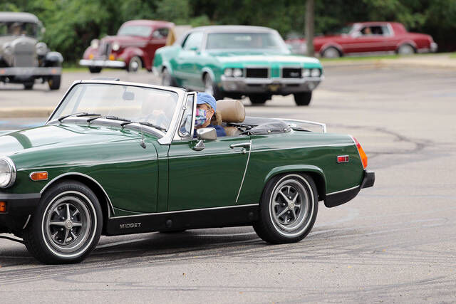 Classic cars cruise Owosso